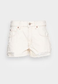 Calções de ganga branca com cintura alta, detalhes desgastados, bainha desfiada e elementos em metal cobre. Design clássico de cinco bolsos.
