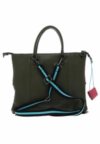 Sac à main en cuir vert olive avec double poignée, bandoulière amovible rayée bleu et noir, et une petite étiquette rose sur le côté.