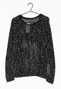 Schwarzer Strickpullover mit einem lockeren, strukturierten Design. Hat einen runden Ausschnitt und erscheint leicht transparent. Hängt an einem schwarzen Haken.