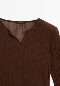 Braunes geripptes Strickoberteil mit Henley-Ausschnitt, subtiler Textur und kurzen Ärmeln. Das Etikett innen liest: "Massimo Dutti."