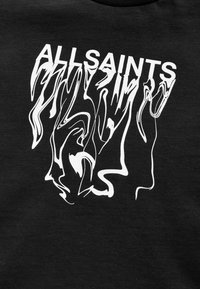 Must kangas, millel on paks valge tekst "ALLSAINTS" ning selle all tilkuv, sulava kujundusega moonutatud graafika.