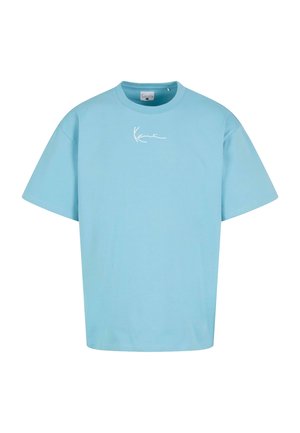Svijetloplava pamučna majica s kratkim rukavima, opuštenog kroja i bijelim kurzivnim logotipom na prsima. Glatka tekstura kroz cijelu majicu.