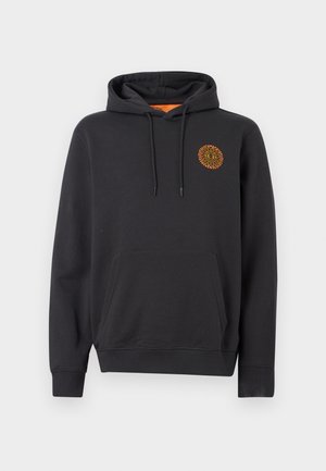 Czarna bluza z kapturem z przednią kieszenią i pomarańczowym emblematem słońca na lewej piersi, wyposażona w sznurki do ściągania oraz ściągacze przy mankietach i u dołu.