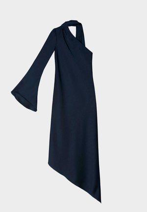 Vestido asimétrico azul marino con una sola manga larga acampanada, hecho de tela suave; presenta un escote halter y un diseño fluido.