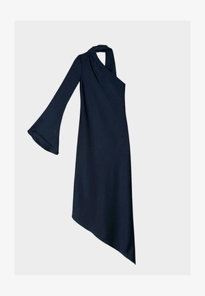 Vestido asimétrico azul marino con una sola manga larga acampanada, hecho de tela suave; presenta un escote halter y un diseño fluido.