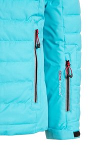 Veste isolante bleu clair avec un motif matelassé horizontal, dotée de deux poches zippées avec des accents rouges et une doublure grise. Logo de la marque ClimaProtect visible.