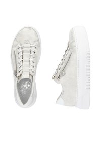 Baskets en daim blanc avec un bout rond, des lacets à l'avant, des zips latéraux et une semelle en caoutchouc texturé. Les accents comprennent un logo sur la semelle intérieure.