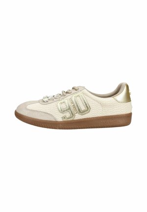 Zapatilla baja beige y dorada con cordones delanteros, parte superior de tela texturizada, parche con el número "90" y suela de goma marrón con la marca "Steve Madden".