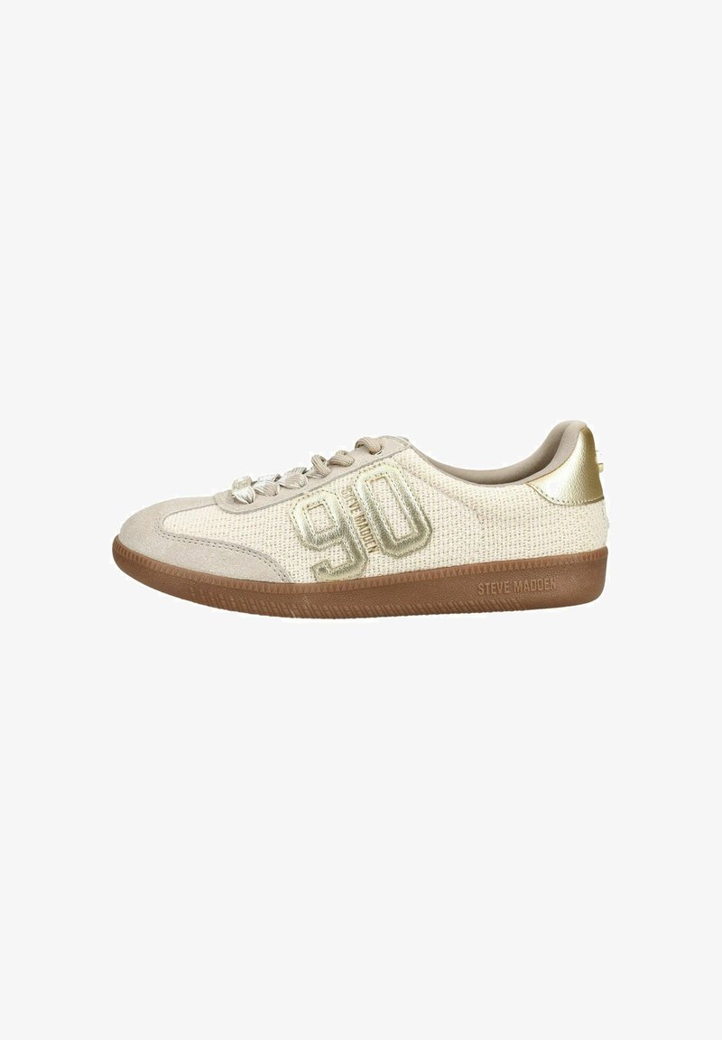 Beige und goldfarbener Sneaker in niedriger Ausführung mit Schnürsenkeln, strukturiertem Stoffobermaterial, "90"-Aufnäher und brauner Gummisohle mit der Marke "Steve Madden".