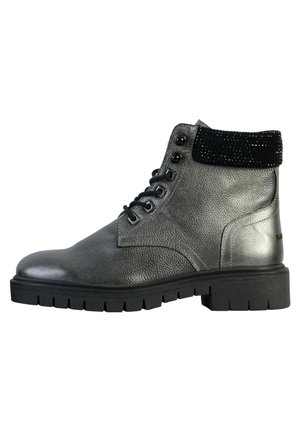 Bottines grises métalliques avec un cuir texturé, bout rond, système de lacets noirs et un col orné de paillettes noires scintillantes. Semelle en caoutchouc épaisse.