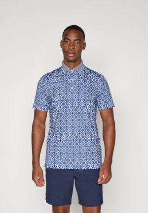 Polo a maniche corte in blu e bianco con motivo geometrico, caratterizzato da un colletto grigio a contrasto. Tessuto leggero con vestibilità su misura.