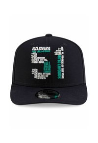 Schwarze Baseballmütze mit strukturiertem Design, ausgestattet mit weißen und teal-farbenen gestickten Texten, die Spielerleistungen und Statistiken hervorheben.