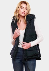 Gilet rembourré noir avec capuche, fermeture éclaire sur le devant et poches latérales. Présente une texture matelassée et un ourlet à cordon réglable pour un ajustement parfait.