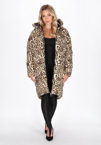 Leopardenmuster-Puffermantel mit Reißverschluss, Kapuze und seitlichen Taschen. Der Stoff ist weich mit einem glänzenden Finish; knielange Schnitt.