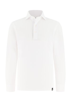 Biała koszulka polo z długim rękawem, kołnierzykiem, trzema guzikami z przodu oraz małą czarną metką u dołu po lewej stronie.