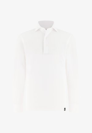 Polo blanco de manga larga con cuello, tres botones frontales y una pequeña etiqueta negra en la parte inferior izquierda.