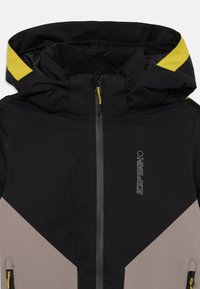 Waterdichte jas met een zwarte bovenkant en een grijze onderkant, gele accenten, een rits aan de voorkant en een capuchon. Textuurdesign van de stof.