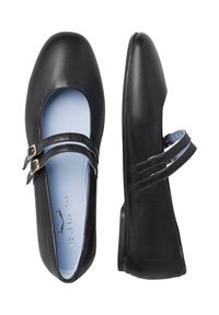 Ballerine in pelle nera con punta tondeggiante, dotate di due cinturini regolabili e fibbie dorate. Superficie texturizzata; rivestimento interno di colore blu chiaro.