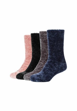 Vier Paare von flauschigen Crew-Socken in Pink, Schwarz, Grau und Marineblau, die auf einem weißen Hintergrund nebeneinander aufrecht stehen.
