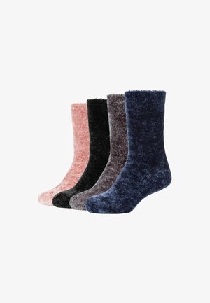 Vier Paare von flauschigen Crew-Socken in Pink, Schwarz, Grau und Marineblau, die auf einem weißen Hintergrund nebeneinander aufrecht stehen.