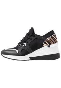 Černé sportovní boty s texturovaným svrškem s kovovými akcenty, bílou stélkou a vzorovaným textilním detailem na patě.