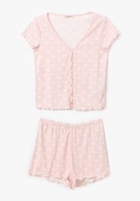 Set di pigiama rosa chiaro a maniche corte con top a collo a V caratterizzato da chiusura a bottoni e patterns di cuori bianchi, abbinato a pantaloni corti coordinati.