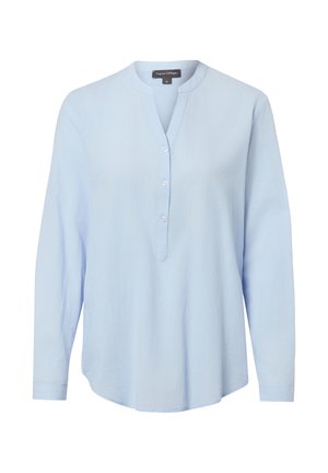 Lichtblauwe blouse met lange mouwen, een mandarijnkraag, drieknops plooi en een gebogen zoom, geschikt voor casual of formeel dragen.