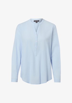 Lichtblauwe blouse met lange mouwen, een mandarijnkraag, drieknops plooi en een gebogen zoom, geschikt voor casual of formeel dragen.