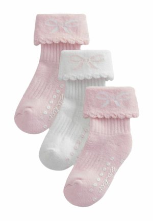 Drei Babysocken in Rosa und Weiß mit umgeschlagenen Bündchen, die ein Schleifendesign und rutschfeste Punkte an den Sohlen aufweisen.