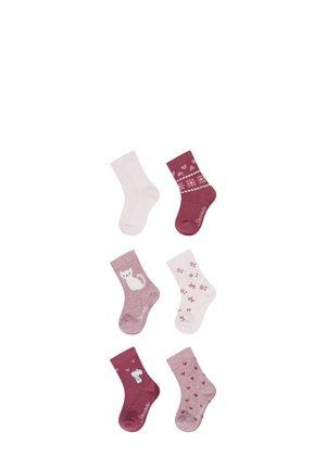 Set von sechs Kinderstrümpfen in verschiedenen Rosa- und Burgundtönen. Die Muster umfassen Herzen, eine Katze und Blumenmotive. Material aus Baumwollmischung.
