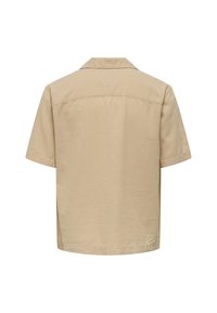 Camisa de manga corta en tejido beige claro, con cuello, corte recto y sutil detalle de costura cerca del dobladillo.