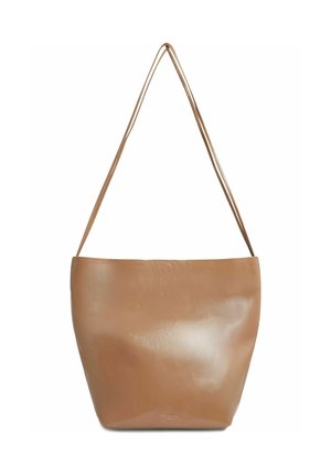 Hellbraune Leder-Schultertasche mit glatter Textur und langen Doppelriemen, minimalistischem Design und dezentem Markentext nahe der unteren Mitte.