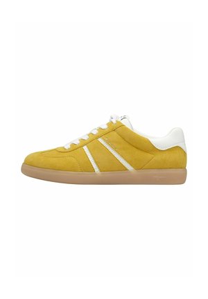 Żółte zamszowe sneakersy z białymi akcentami, z płaską gumową podeszwą, sznurowanym zapięciem i ukośnymi, paskowanymi detalami po bokach.