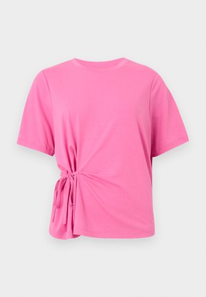 Ροζ κοντομάνικο t-shirt από απαλό ύφασμα, με λεπτομέρεια κόμπου στην αριστερή πλευρά για μια ρυτιδωμένη εμφάνιση.