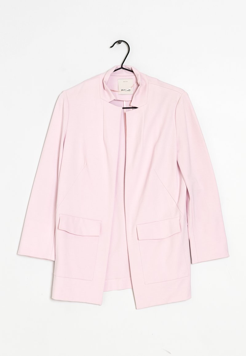 Ljusrosa kavaj med en figursydd design, utan krage, långa ärmar och två framfickor. Slen tygtextur.