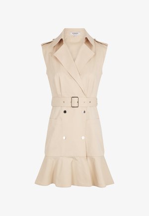 Beige mouwloze jurk met een ceintuur in de taille, dubbele knopen aan de voorkant, klepzakken en een uitlopende zoom. Gemaakt van een zachte stof met een gestructureerd ontwerp.