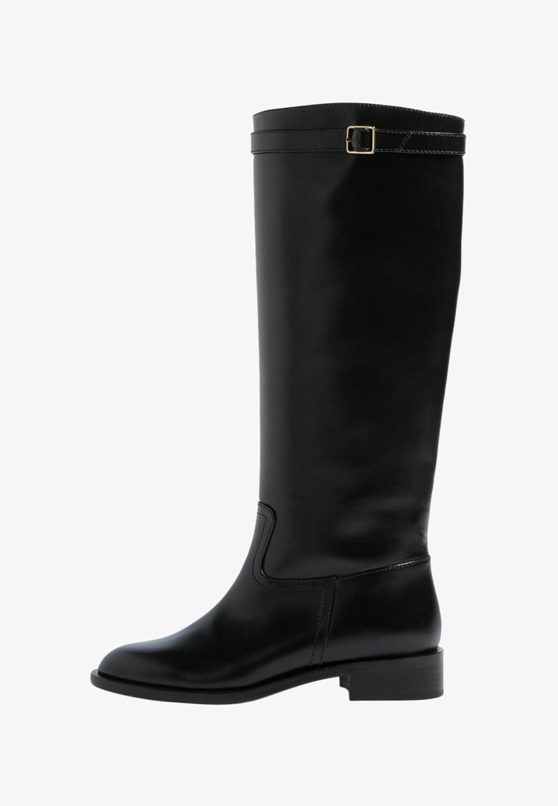 Bota de cuero negro de altura a la rodilla con punta redondeada, textura suave, costuras mínimas y un pequeño acento de hebilla dorada en la parte superior.