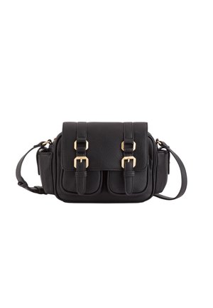 Bolso cruzado de cuero negro con un acabado texturizado, doble bolsillo frontal, detalles en hardware dorado y una correa ajustable.