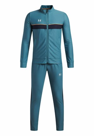 Teal atletisch trainingspak gemaakt van gladde stof, bestaande uit een jas met rits en een navy streep en een broek met zijstrepen en logo.