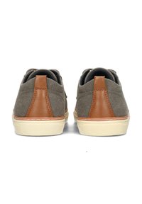 Graue Canvas-Sneaker mit braunen Lederakzenten und cremfarbigen Gummisohlen. Sie verfügen über eine strukturierte Oberfläche und ein kontrastierendes Absatzdetail.