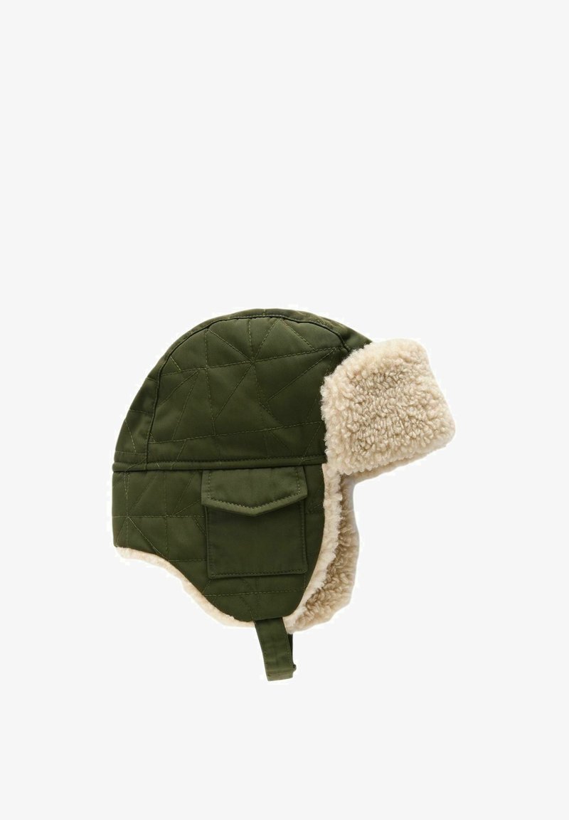 Quilted olivengrøn stofhat med beige faux fur-for og øreklapper. Har en hagerem og en lille klaplomme på siden.