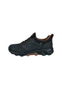 Schwarze Sneakers mit glatter Textur, ausgestattet mit einer Schnürung, braunen Akzenten, Perforationen an der Seite und einer dicken Gummisohle.