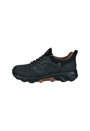 Schwarze Sneakers mit glatter Textur, ausgestattet mit einer Schnürung, braunen Akzenten, Perforationen an der Seite und einer dicken Gummisohle.