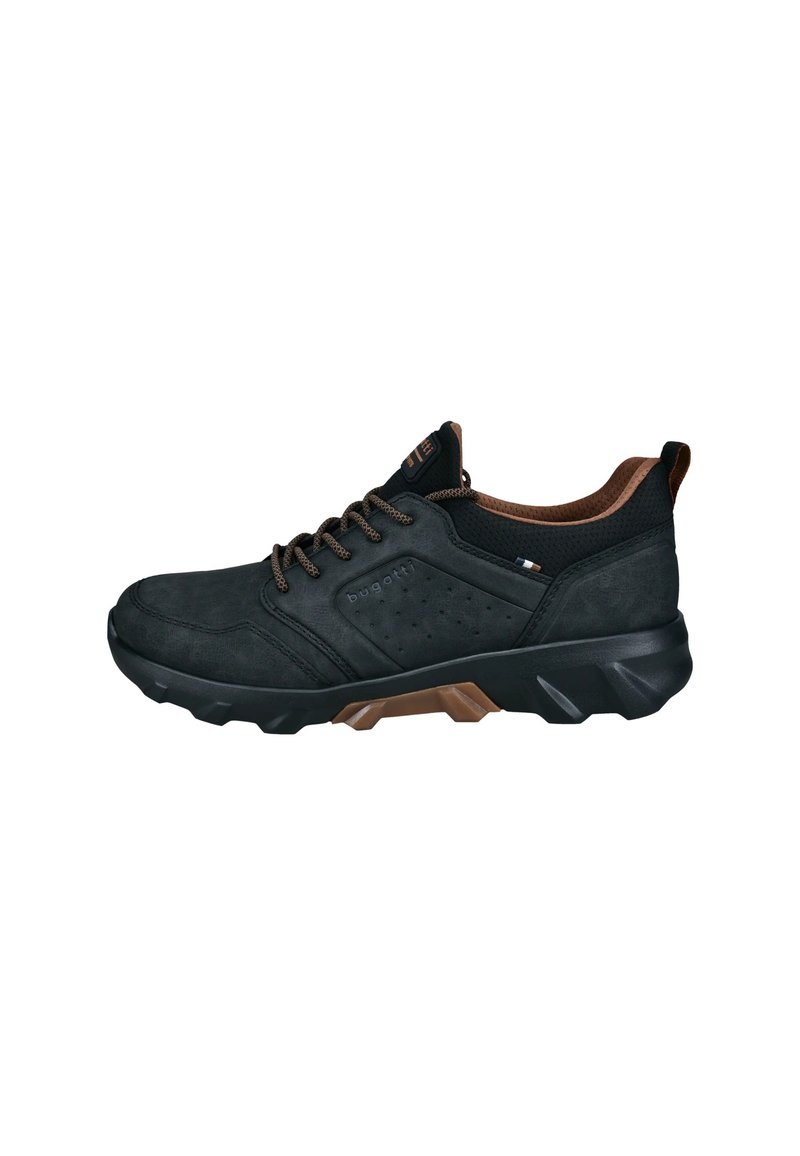 Schwarze Sneakers mit glatter Textur, ausgestattet mit einer Schnürung, braunen Akzenten, Perforationen an der Seite und einer dicken Gummisohle.