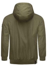 Olijfgroene, lichtgewicht jas met een capuchon, ribgebreide manchetten en onderrand, met een zachte textuur en een minimalistisch ontwerp. Achteraanzicht weergegeven.