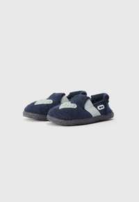 Pantofole in feltro blu navy con accenti grigio chiaro e un design a forma di cuore argentato. Suola testurizzata per la presa, materiale morbido, design aperto sul retro per una facile vestibilità.