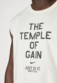 Nike Performance TEE GYM CULTURE - Tricou cu imprimeu - pale ivory