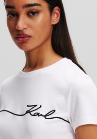 KARL LAGERFELD SIGNATURE - Triko s potiskem - white