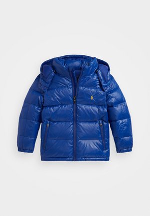 Modrá bundy typu puffer so lesklým povrchom, s vysokým golierom, predným zipsom a dvoma bočnými vreckami. Obsahuje odnímateľnú kapucňu a detail s logom.