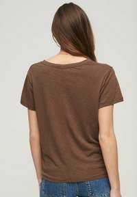 Superdry & Co EMBROIDERED V NECK  - Camiseta básica - pinecone brown